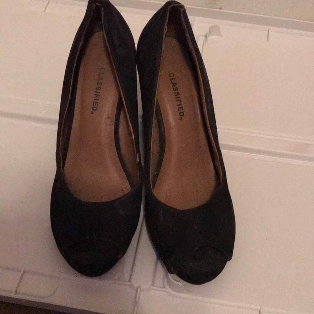 Black wedges